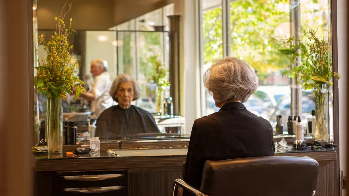 Femme aux cheveux en carré plongeant dégradé, mettant en valeur l'élégance de la coupe moderne
