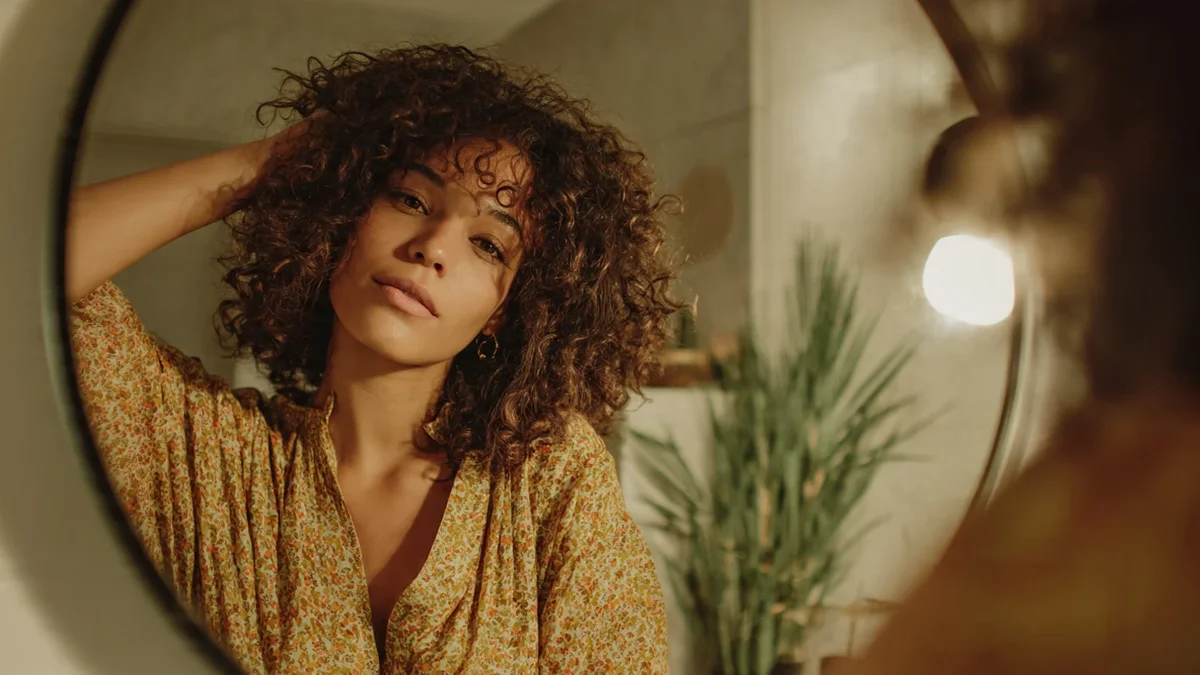 Coupe shaggy lob déstructurée avec frange effilée sur cheveux texturés et volumineux