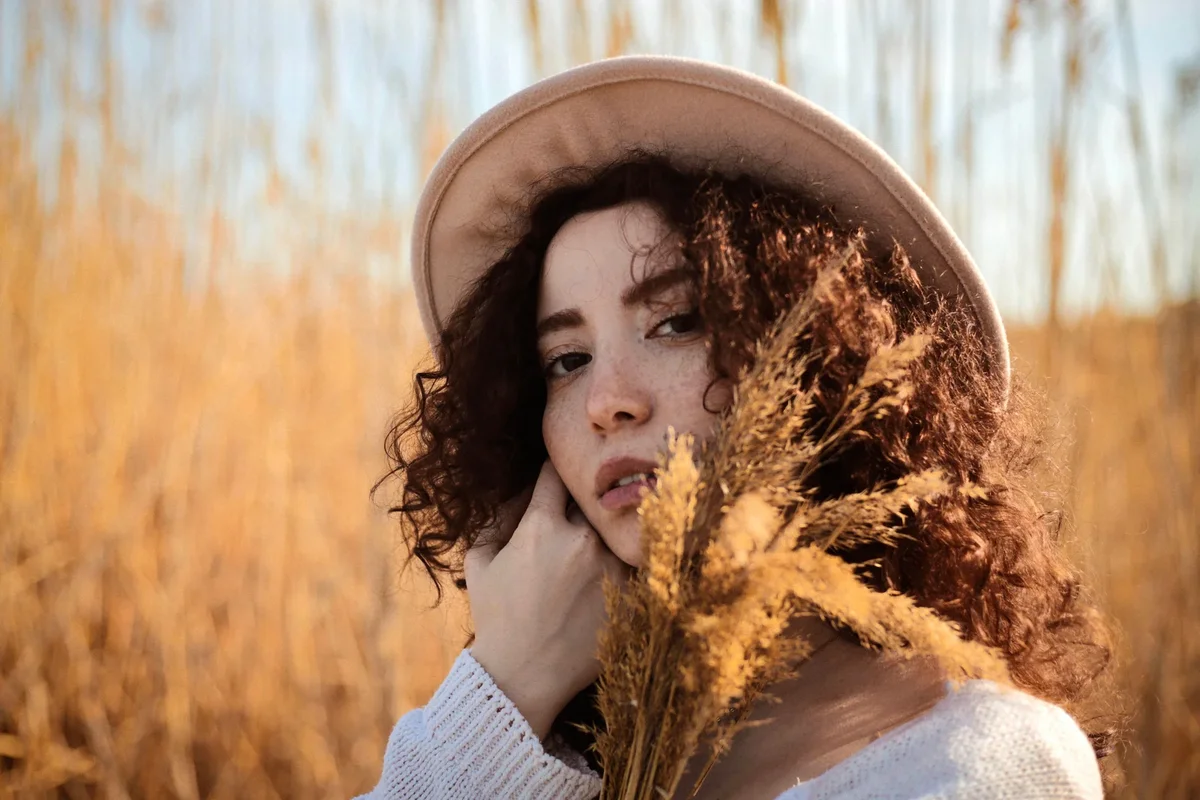 Différents types de cheveux : bouclés, secs et gras présentés côte à côte