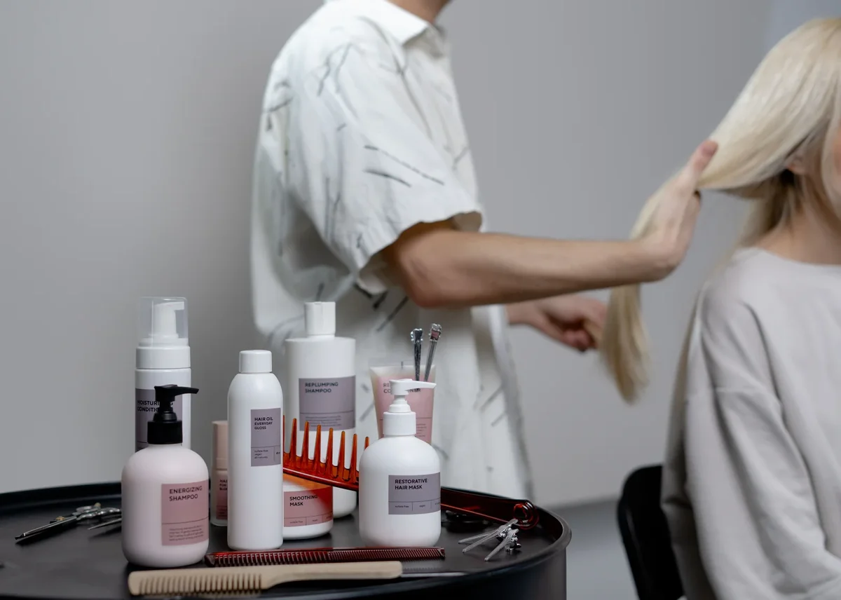 Produits de soins capillaires variés sur une table en bois élégante