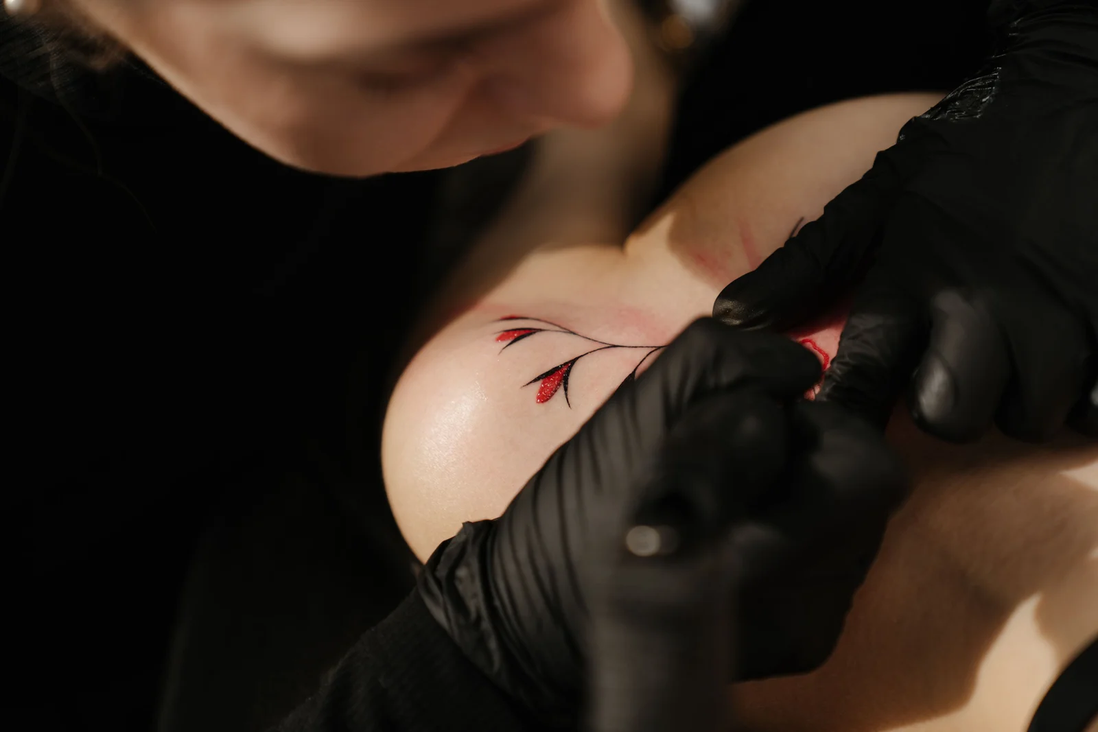 Tatouage floral en trait fin sur un avant-bras