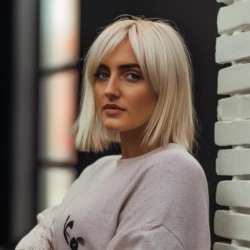 femme avec une coiffure carre avec une frange rideau