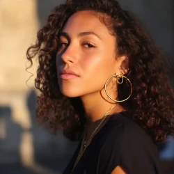 cheveux bouclés - séparation de côté