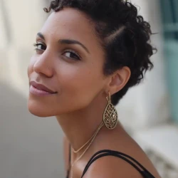 cheveux bouclés - séparation de côté