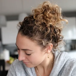 cheveux bouclés - chignon-haut