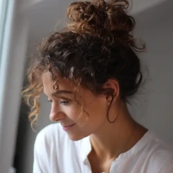 cheveux bouclés - chignon-haut