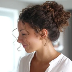 cheveux bouclés - chignon-haut