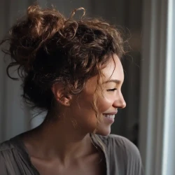 cheveux bouclés - chignon-haut