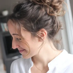 cheveux bouclés - chignon-haut