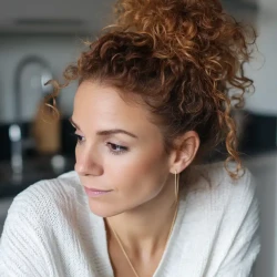 cheveux bouclés - chignon-haut