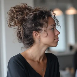 cheveux bouclés - chignon-haut