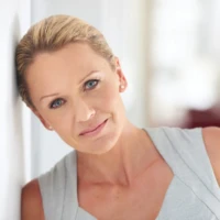 femme 60 ans visage ovale