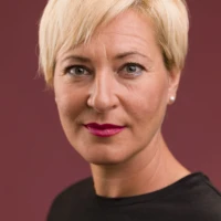 femme 60 ans visage ovale